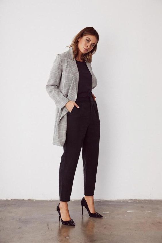 Business Meeting Women Outfit Ideas: Successful Office Looks 2022