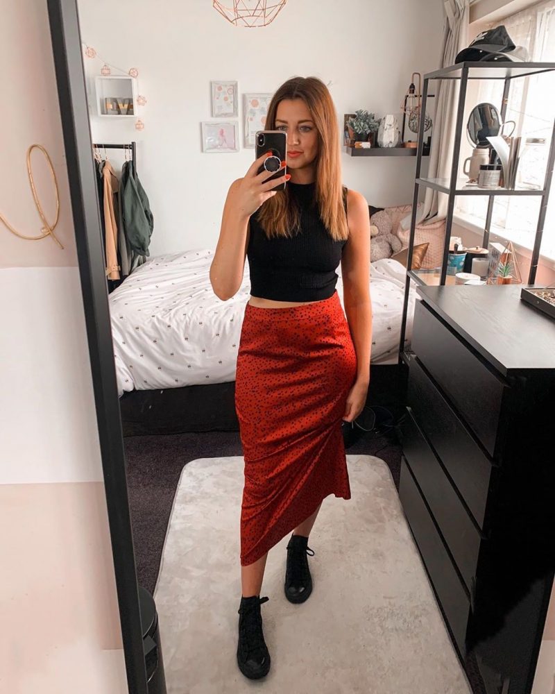 dark red skirt outfit