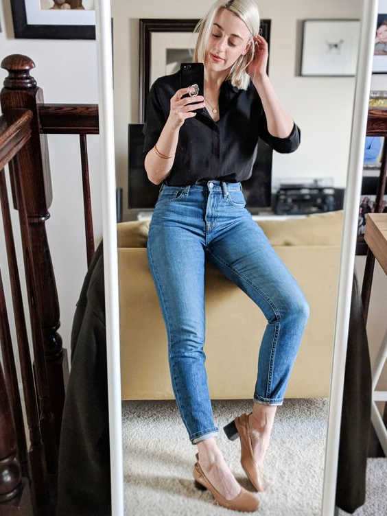 black shirt slim jeans and block heel pumps