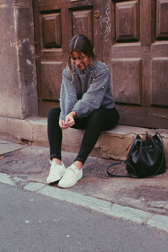 Black Jeans And White Sneakers Easy Outfit Ideas 2022