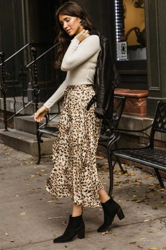 black leather jacket cream neige sweater leopard skirt and ankle boots
