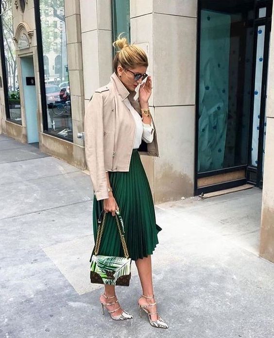 How To Wear Emerald Green Outfits: Easy Style Guide Inspiration 2023