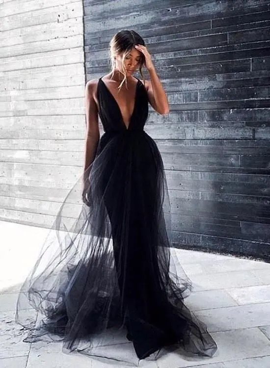 How To Look Good In A Black Maxi Dress: Epic Inspiration 2023