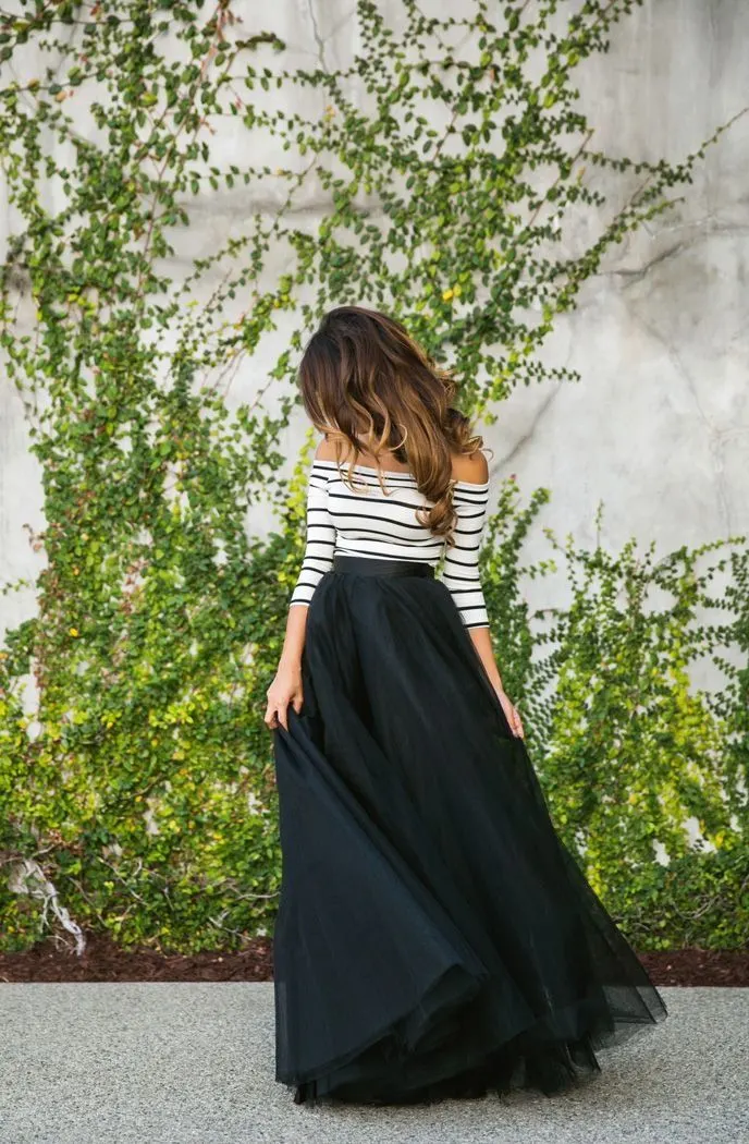 What Tops To Wear With Black Skirts To Stand Out 2023