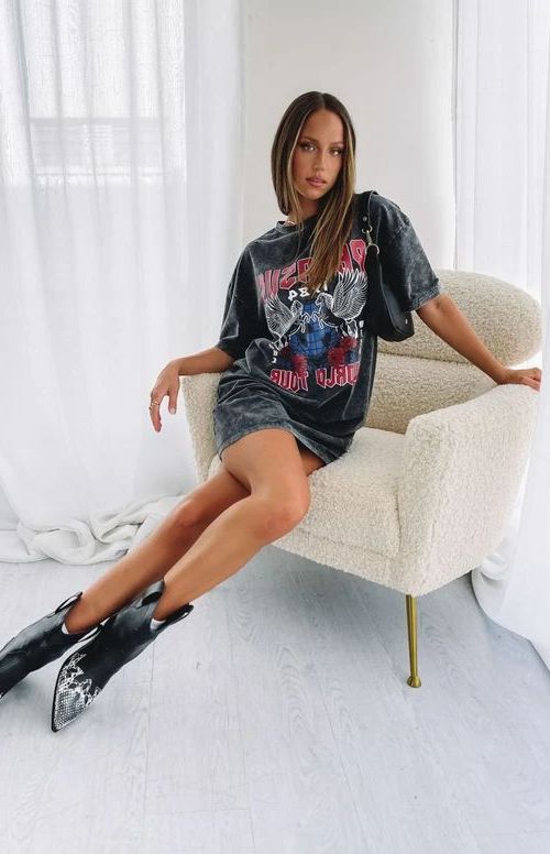 How Should You Wear Oversized T-Shirts: Street Style Inspiration 2022