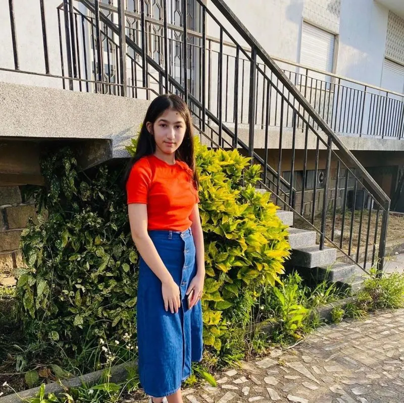 How To Wear Orange And Blue In Women's Outfits 2023