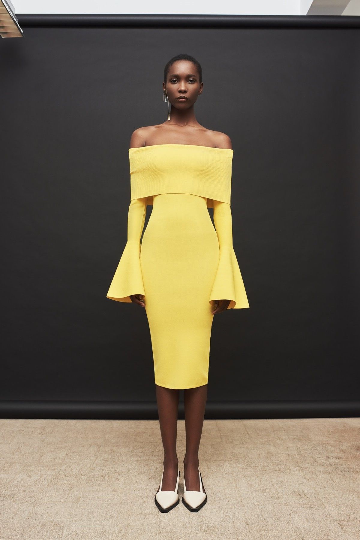 Giày phối với váy màu vàng: Hướng dẫn dễ dàng cho mọi người 2023