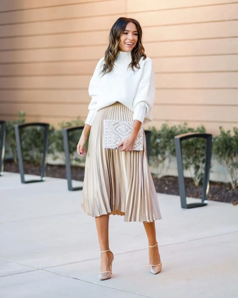 Oversized Sweater And Pleated Skirt Outfit 2 800x1000 .webp