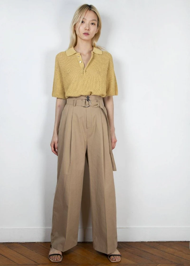 Outfits With Khaki Pants For Women: Easy Style Guide To Follow This Year 2023