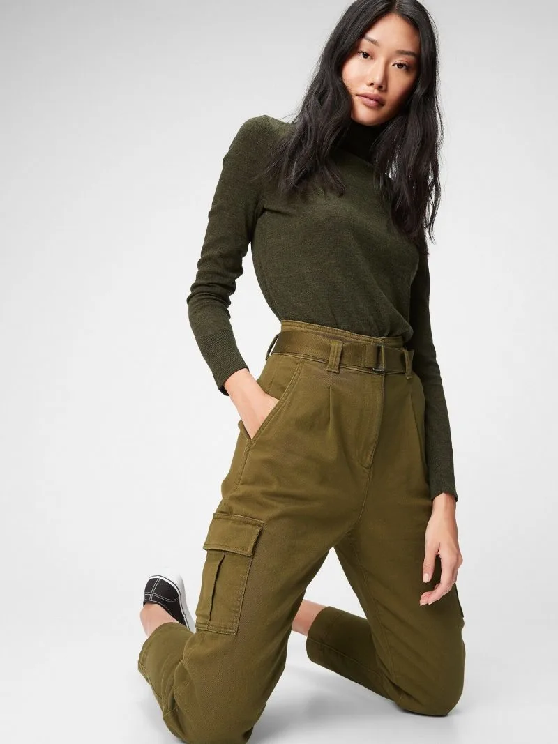 Outfits With Khaki Pants For Women: Easy Style Guide To Follow This Year 2023