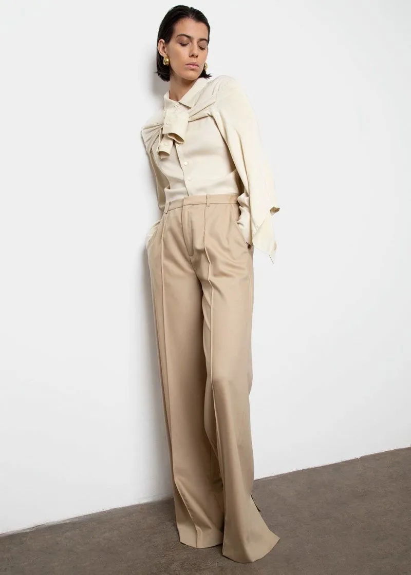 Outfits With Khaki Pants For Women: Easy Style Guide To Follow This Year 2023