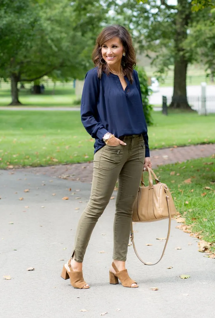 Outfits With Khaki Pants For Women: Easy Style Guide To Follow This Year 2023