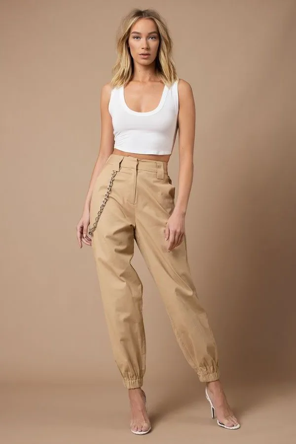 Outfits With Khaki Pants For Women: Easy Style Guide To Follow This Year 2023