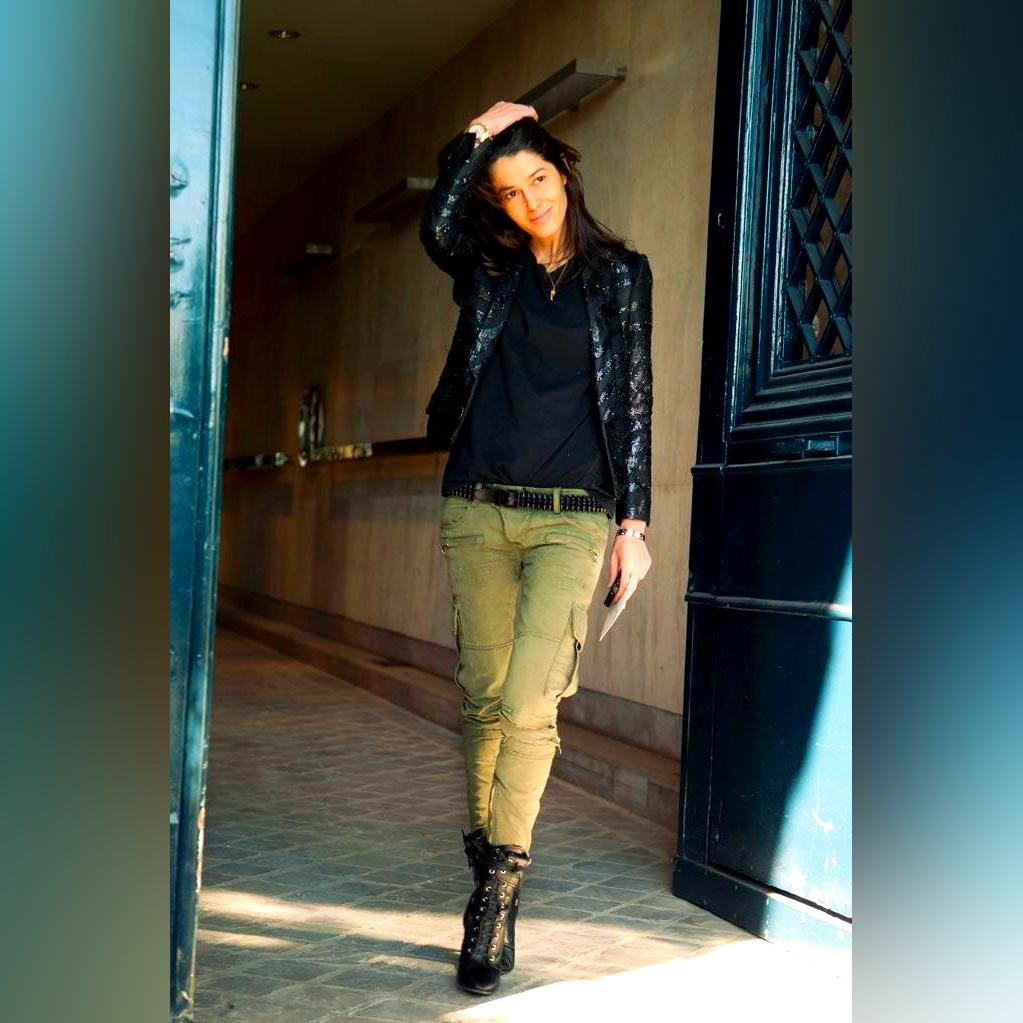 How To Wear Khaki Pants For Women: Best Tricks 2023