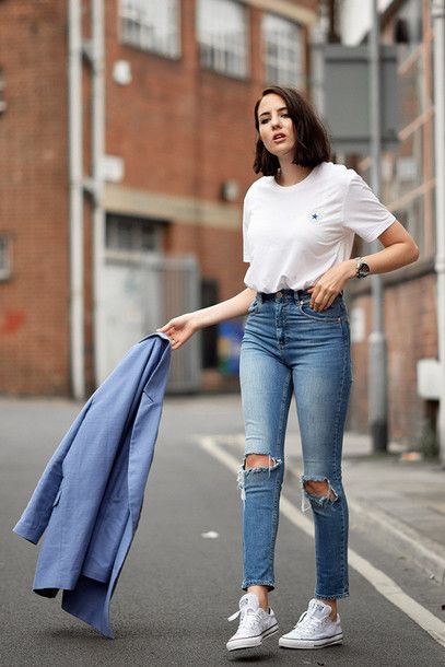 How To Wear White T-Shirt And Blue Jeans 2022